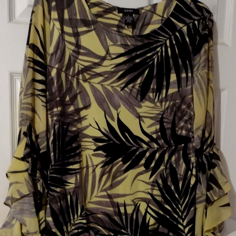 ALFANI pullover blouse bell sleeves lime/blk print Size S.
